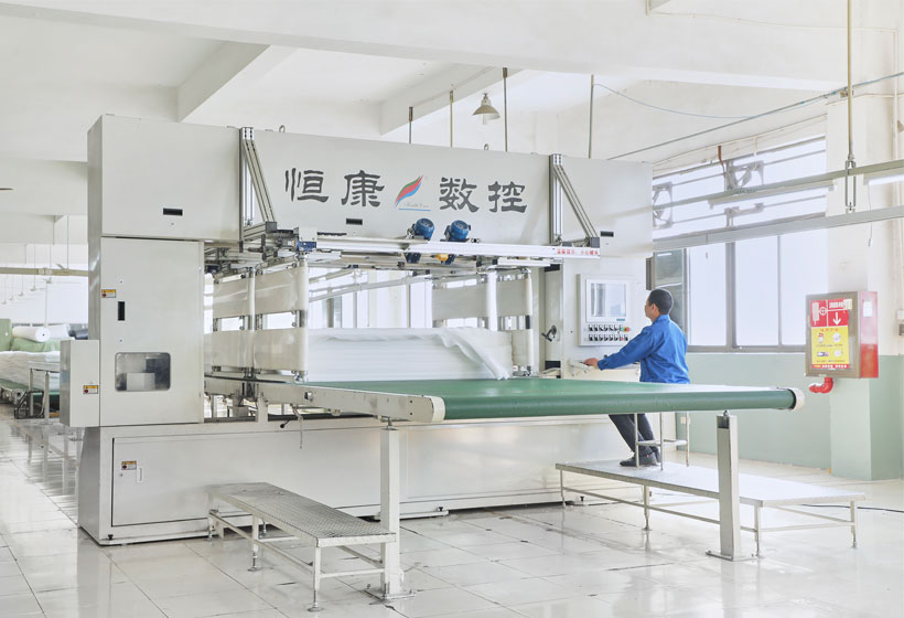 /upload/20200117150147919346.jpg 自動(dòng)裁棉機(jī)